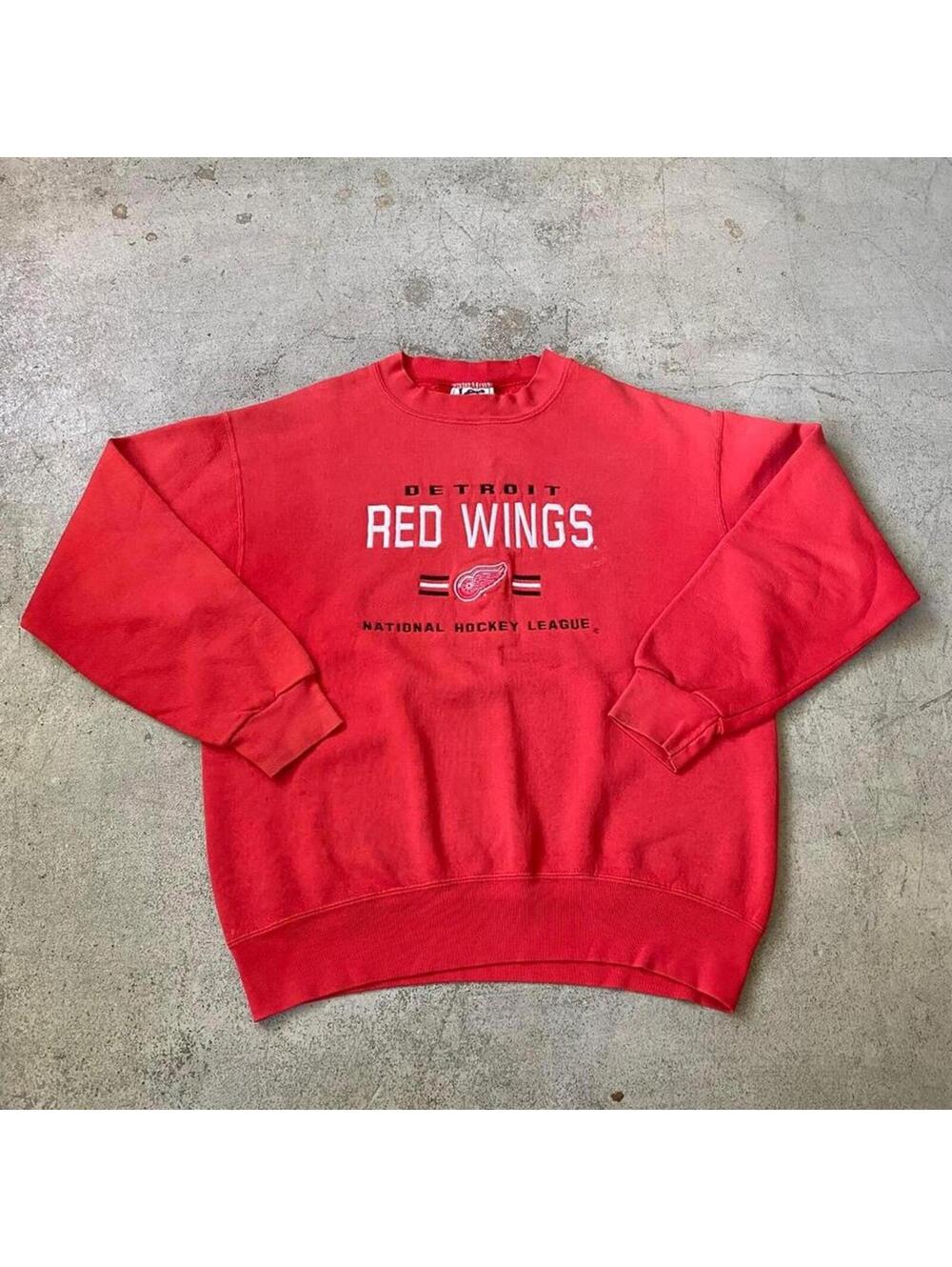 Vintage 90s Detroit Red Wings Hockey Thrashed NHL Pullover Sweatshirt